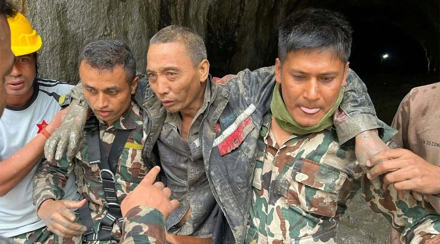 নেপালে বন্যার ১০ দিন পর সুড়ঙ্গ থেকে জীবিত উদ্ধার চীনা নাগরিক