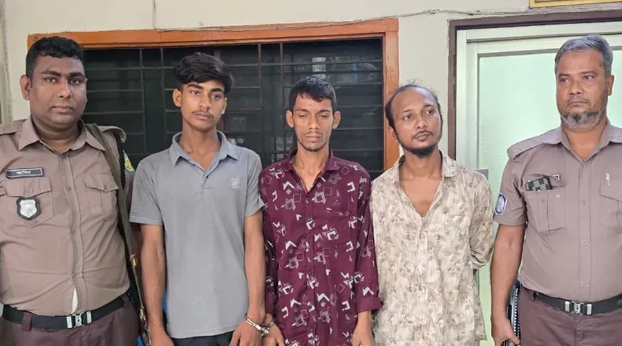 টাকার লোভে যাত্রীকে বাসেই হত্যা: বাসচালকসহ গ্রেপ্তার ৩