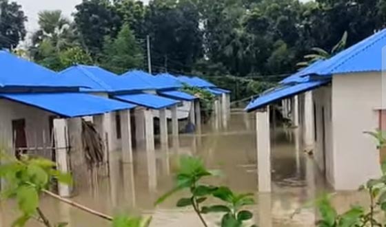 তানোরে টানা ভারি বর্ষনে গুচ্ছো গ্রামগুলো থৈয় থৈয় করছে পানিতে