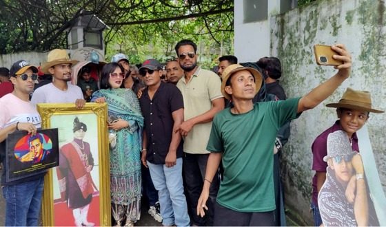 ৩০তম মৃত্যুবার্ষিকীতে সালমান শাহের বাড়িতে ভক্তদের ঢল