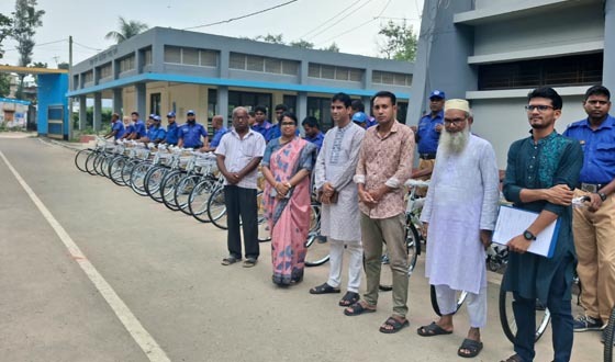 সাপাহারে ৫৫ জন গ্রাম পুলিশ পেলেন সরকারি বাইসাইকেল