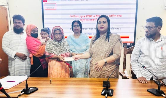 বাবুগঞ্জে দুস্থ নারী-শিশুদের মাঝে অনুদানের চেক বিতরণ