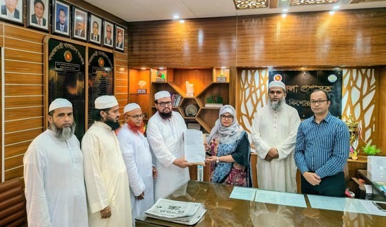 কিশোরগঞ্জে ডিসিকে স্মারকলিপি দিয়েছে আলেমরা