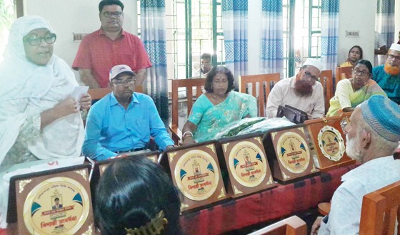 মণিরামপুর মহিলা ডিগ্রি কলেজের শিক্ষক-কর্মচারীদের বিদায় সংবর্ধনা