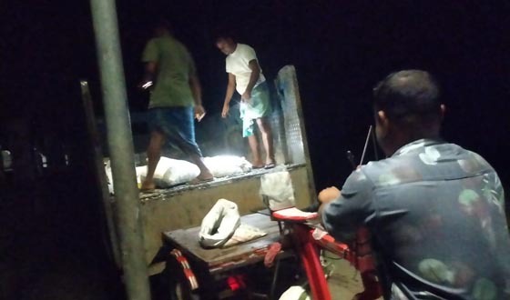 কয়রায় প্রাকৃৃতিক সম্পদ ঝিনুক পাচারকালে ট্রাক জব্দ, কারাগারে ২
