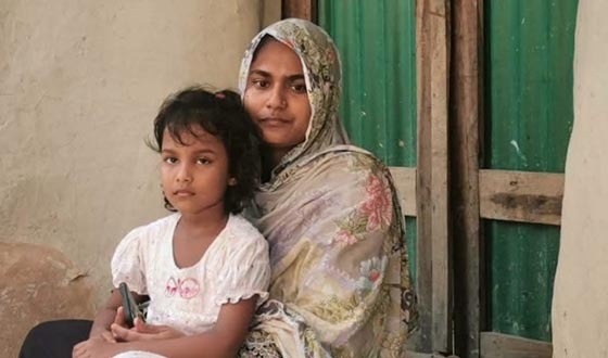 ‘বিয়ে না করলে যাব না’ প্রেমিকের বাড়ির সামনে মেয়েকে নিয়ে গৃহবধূ