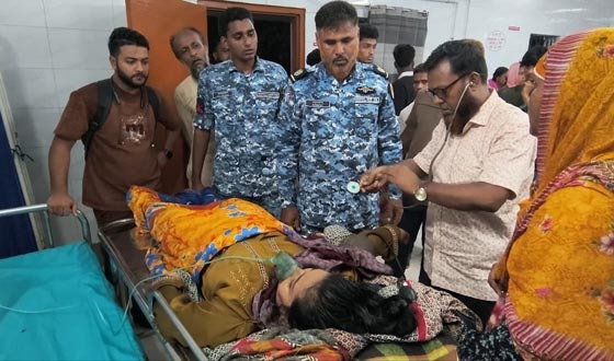 লঞ্চে অসুস্থ প্রবাসীর স্ত্রীর আকস্মিক চিকিৎসা সহায়তায় কোস্ট গার্ড