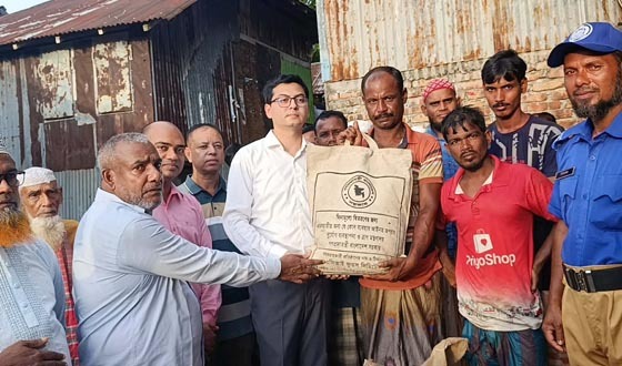 তালতলীতে ট্রলার ডুবির ১৪ জেলে পরিবারকে প্রশাসনের সহায়তা