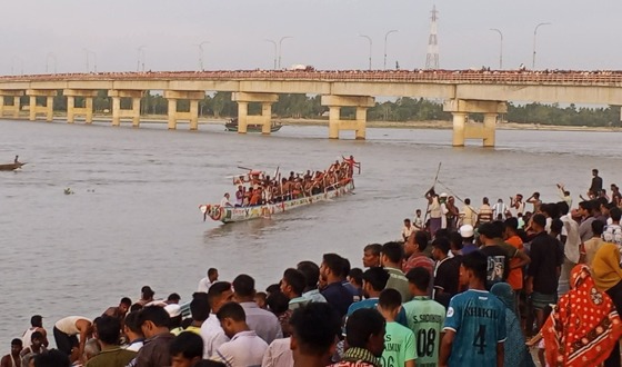 গ্রাম বাংলার ঐতিহ্যবাহী নৌকাবাইচ প্রতিযোগিতা