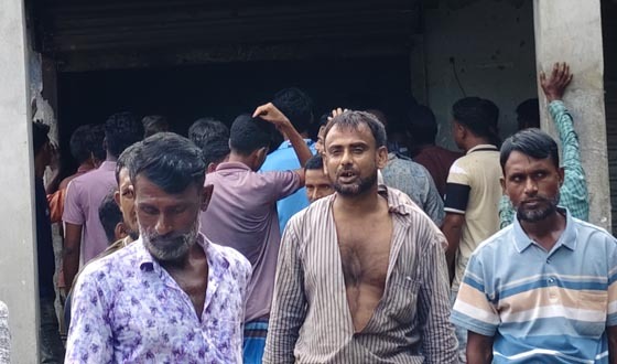 কালীগঞ্জে সার না পেয়ে ডিলার পয়েন্ট ঘেরাও