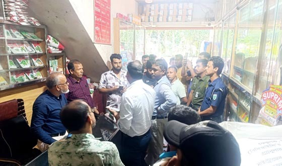 শায়েস্তাগঞ্জে সারের দাম বেশি চাওয়ায় ডিলারকে জরিমানা