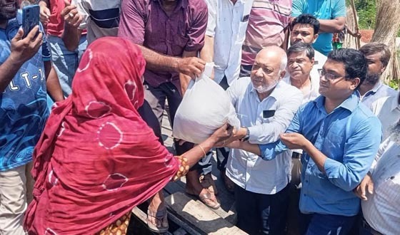 দৌলতপুরে বন্যায় ক্ষতিগ্রস্তদের এমপি বাচ্চুর ত্রাণ বিতরণ