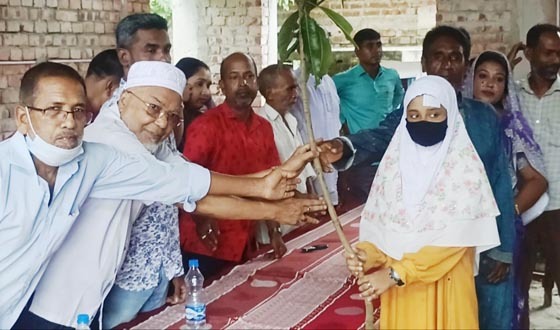 থুকড়া মাধ্যমিক বিদ্যালয়ের শিক্ষার্থীদের গাছের চারা বিতরণ