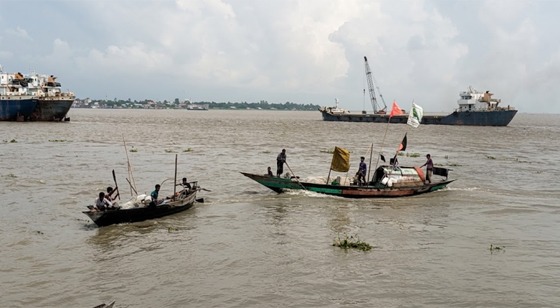 নদীতে ইলিশের আকাল, সামনের নিষেধাজ্ঞার সময় পেছানোর দাবি জেলেদের