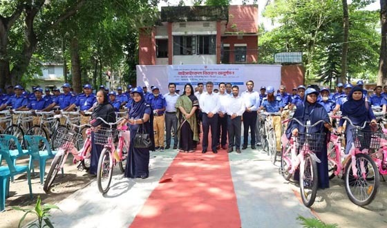 টাঙ্গাইলে ১২ ইউনিয়নের গ্রাম পুলিশের মাঝে বাইসাইকেল বিতরণ