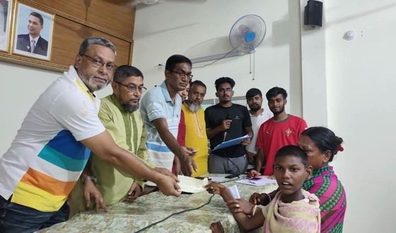 চাঁদপুরে দুস্থ ও প্রতিবন্ধী পরিবারগুলোর মাঝে চেক বিতরণ