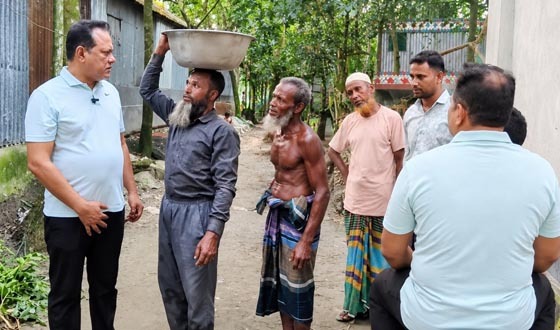 মোটরসাইকেলে ঘুরে প্রত্যন্ত এলাকার মানুষের কথা শুনছেন এমপি রুবেল