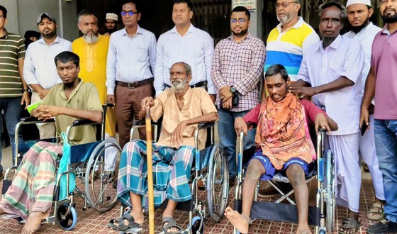 চাঁদপুরে প্রতিবন্ধীদের মাঝে  হুইলচেয়ার বিতরণ