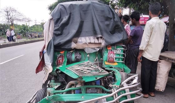 ত্রিশালে বাসের চাপায় সিএনজির দুই যাত্রী নিহত, আহত ১০
