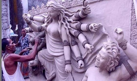 হিলিতে দুর্গাপূজার শেষ মুহূর্তের প্রস্তুতি, প্রতিমা তৈরিতে ব্যস্ত কারিগররা