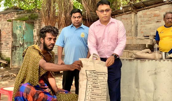 পদ্মায় হঠাৎ জলোচ্ছ্বাস, ক্ষতিগ্রস্ত জেলেদের পাশে ডিসি