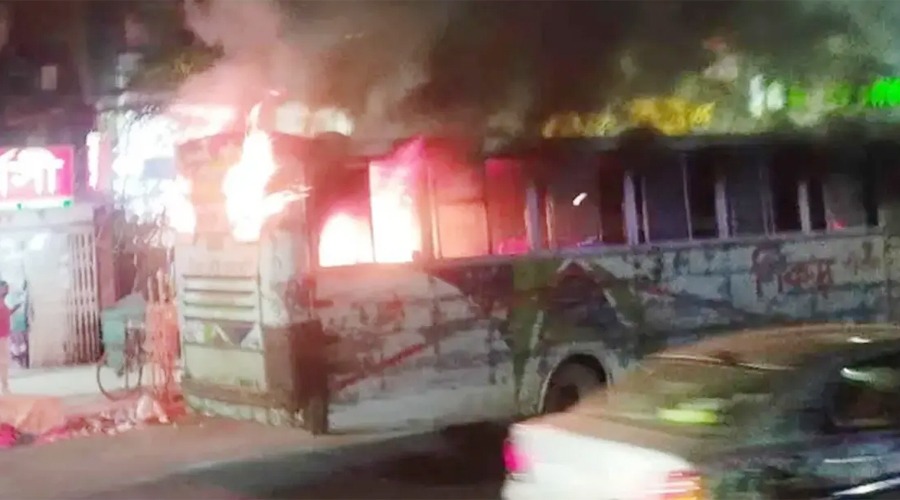 মিরপুরে চলন্ত অবস্থায় যাত্রীবাহী বাসে আগুন