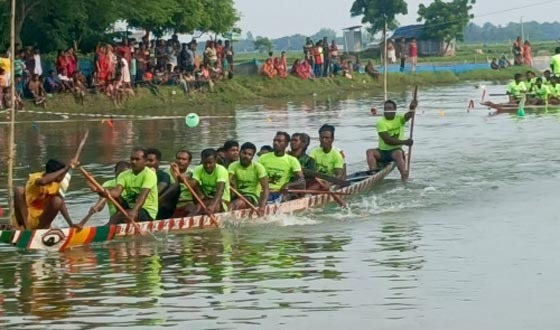আশাশুনির কাদাকাটিতে নৌকা বাইচ প্রতিযোগিতা