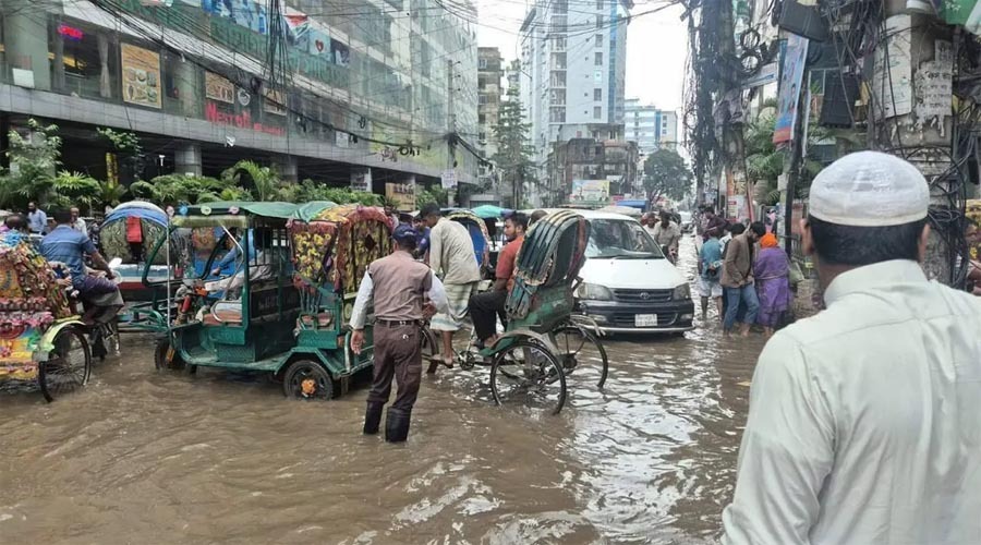 টানা বৃষ্টিতে ডুবল ঢাকার সড়ক, ভোগান্তিতে অফিসগামী মানুষ