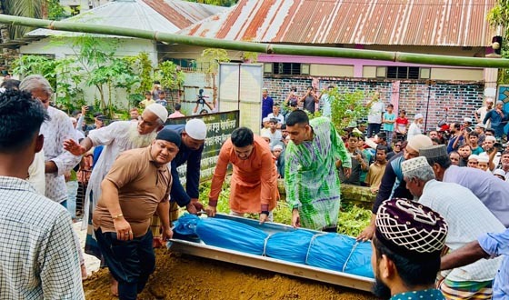 সবাইকে কাঁদিয়ে চিরনিদ্রায় শায়িত হলেন অপ্রতিম