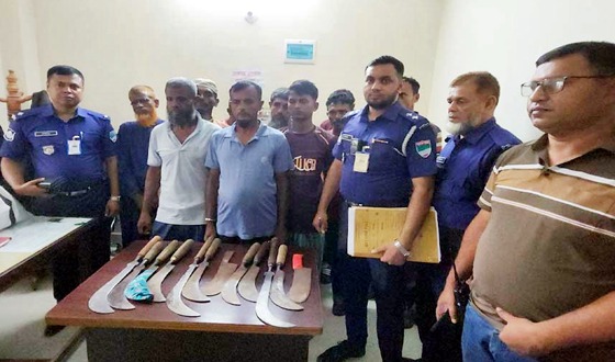 নড়াইলে আদালতে হাজিরা দিতে এসে অস্ত্রসহ আটক ১১