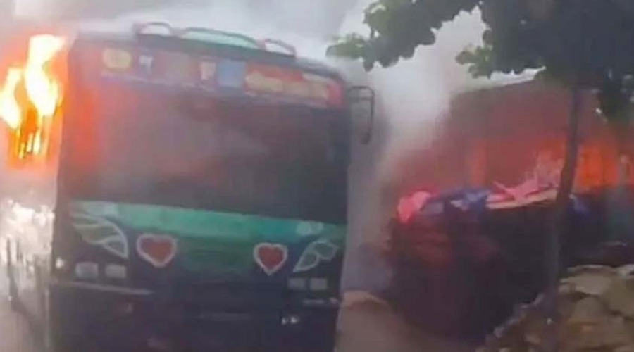 রাজধানীর পল্লবীতে দাঁড়িয়ে থাকা বাসে আগুন