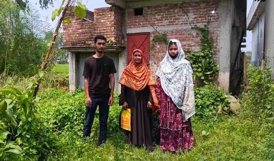 তানোরে দেবরের অত্যাচারে ছেলে মেয়ে নিয়ে বাড়ি ছাড়া বিধবা নারী