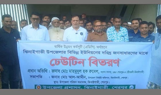 ঝিনাইগাতীতে দুর্যোগে ক্ষতিগ্রস্ত পরিবারের মধ্যে ঢেউটিন বিতরণ