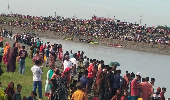 ঐতিহ্যবাহী নৌকা বাইচে দুকূল জুড়ে দর্শকের উপচে ভীড়