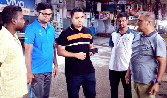 রাত সাড়ে ১১টায় পৌর এলাকার পরিচ্ছন্নতা পরিদর্শনে ইউএনও