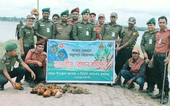 মোহনপুরে তালবীজসহ বিভিন্ন প্রজাতির গাছের চারা রোপণ