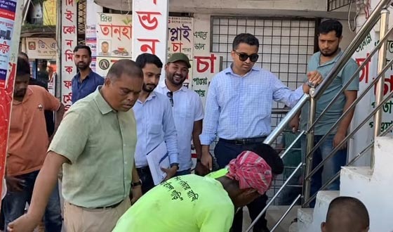 শ্রীমঙ্গলে সড়ক-ফুটপাত দখলমুক্ত করতে মোবাইল কোর্টের অভিযান