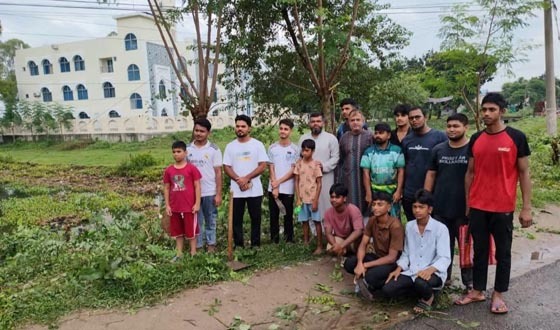 দুর্ঘটনা ঠেকাতে বীরগঞ্জে মহাসড়কের ঝোপঝাড় পরিষ্কার