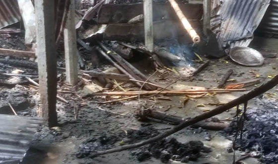 প্রবাসীর স্ত্রীর সঙ্গে আপত্তিকর অবস্থায় যুবককে পিটিয়ে আহত,বাড়িতে আগুন