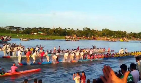 নাসিরনগরে তিতাস নদীতে গ্রাম বাংলার ঐতিহ্যবাহী নৌকা বাইচ