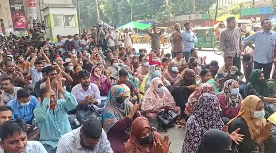 প্রাথমিকের নিয়োগবঞ্চিতদের শাহবাগে অবস্থান