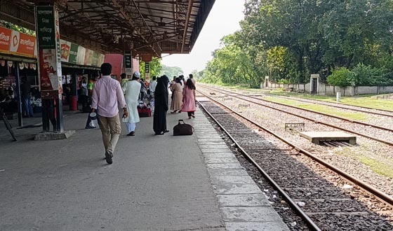 কালীগঞ্জ মোবারকগঞ্জ রেলস্টেশন রাত নামলেই আতঙ্কে যাত্রীরা