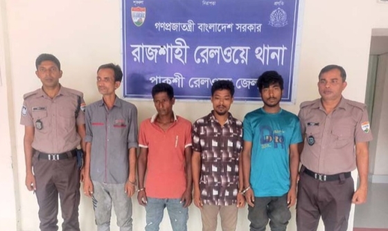 ট্রেনের ছাদ থেকে রেলওয়ে স্টেশনে পাথর নিক্ষেপ, গ্রেপ্তার ৪