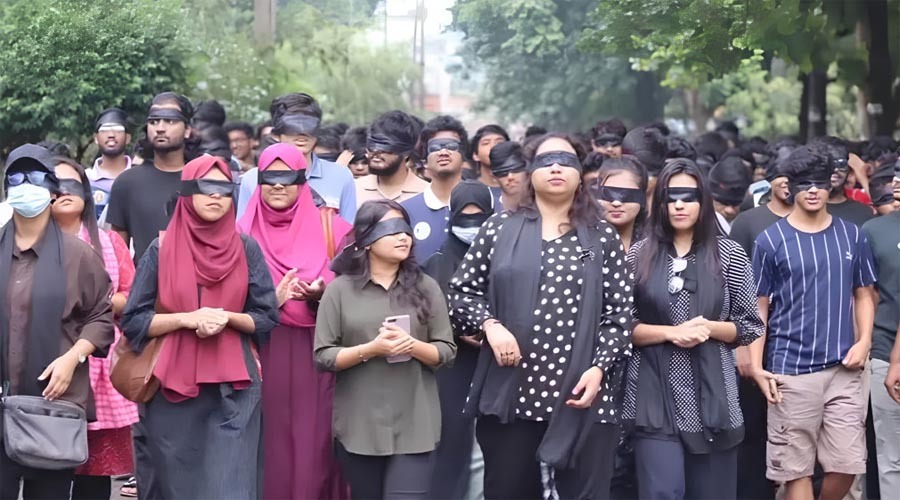 চুয়েটে চোখে কালো কাপড় বেঁধে শিক্ষার্থীদের মিছিল, সাবেক ভিসিকে পুনর্বহালের দাবি