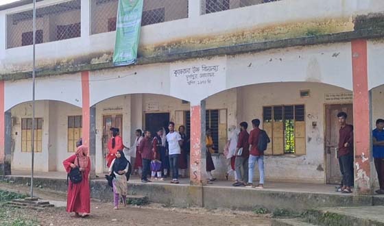 বিদ্যালয়ের শ্রেণিকক্ষে চলে বহিরাগতদের প্রাইভেট বাণিজ্য