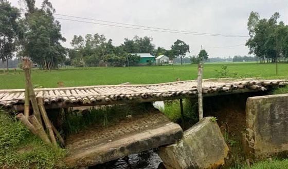 কালভার্ট ভেঙে বিচ্ছিন্ন যোগাযোগ, দুর্ভোগে সাধারণ মানুষ