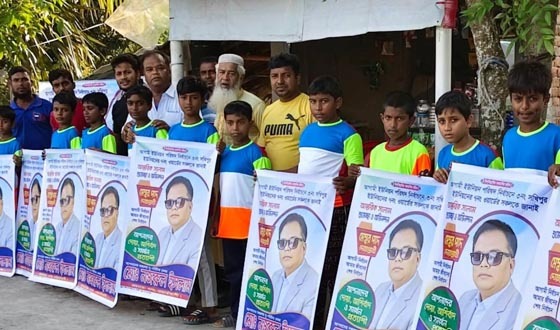 সখিপুরে ইউপি সদস্যের শিশুদের খেলাধুলার পোশাক বিতরন
